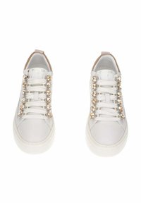Sneakers in pelle bianca con punta tonda e suola in gomma piatta. Decorati con borchie dorate lungo i lacci e un tab sul tallone beige.