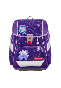 Sac à dos violet avec des patches de fées et de licornes, des motifs d'étoiles tourbillonnants, des bandes réfléchissantes et un fond gris. Bretelles réglables et fermeture sécurisée.