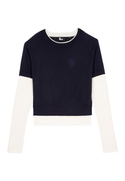 Maglione corto blu navy e crema con maniche lunghe bianche, collo e orlo a costine, caratterizzato da logo ricamato sul petto, tessuto morbido.
