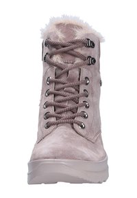 Taupe snørebåndsstøvle lavet af ruskind med faux fur-foring, der har sølv hardware, en afrundet tå og en mønstret gummisål.