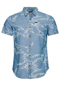 Jeanshemd mit kurzen Ärmeln in Hellblau mit weißen Vogelmustern, Front mit Knöpfen zum Schließen und einer Brusttasche. Verfügt über braune Knöpfe und einen abgerundeten Saum.