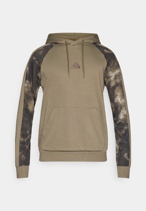 Bluza z kapturem w oliwkowej zieleni, z kieszenią kangurka. Rękawy mają wzór moro w czarnym i brązowym kolorze. Na piersi znajduje się małe logo.