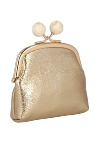 Monedero metálico dorado hecho de cuero texturizado, con cierre de broche y dos pomos redondos de color crema en la parte superior.