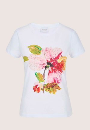 Witte katoenen T-shirt met een meerkleurige bloemenprint met roze, rood en groene accenten, korte mouwen en een ronde hals.