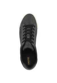 Sneaker nera con tomaia in pelle texturizzata, suola in gomma bianca e lacci neri. Presenta il marchio "GEOX RESPIRA" all'interno.
