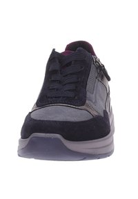 Scarpa sportiva blu navy con tomaia in suede e mesh, chiusura con lacci, cerniera laterale e suola in gomma spessa. Il design presenta leggere variazioni di texture.