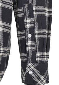 Ţesătură pentru cămaşă în carouri alb şi bleumarin, cu un finisaj texturat, având manşetă cu nasturi şi modele de linii orizontale şi verticale.