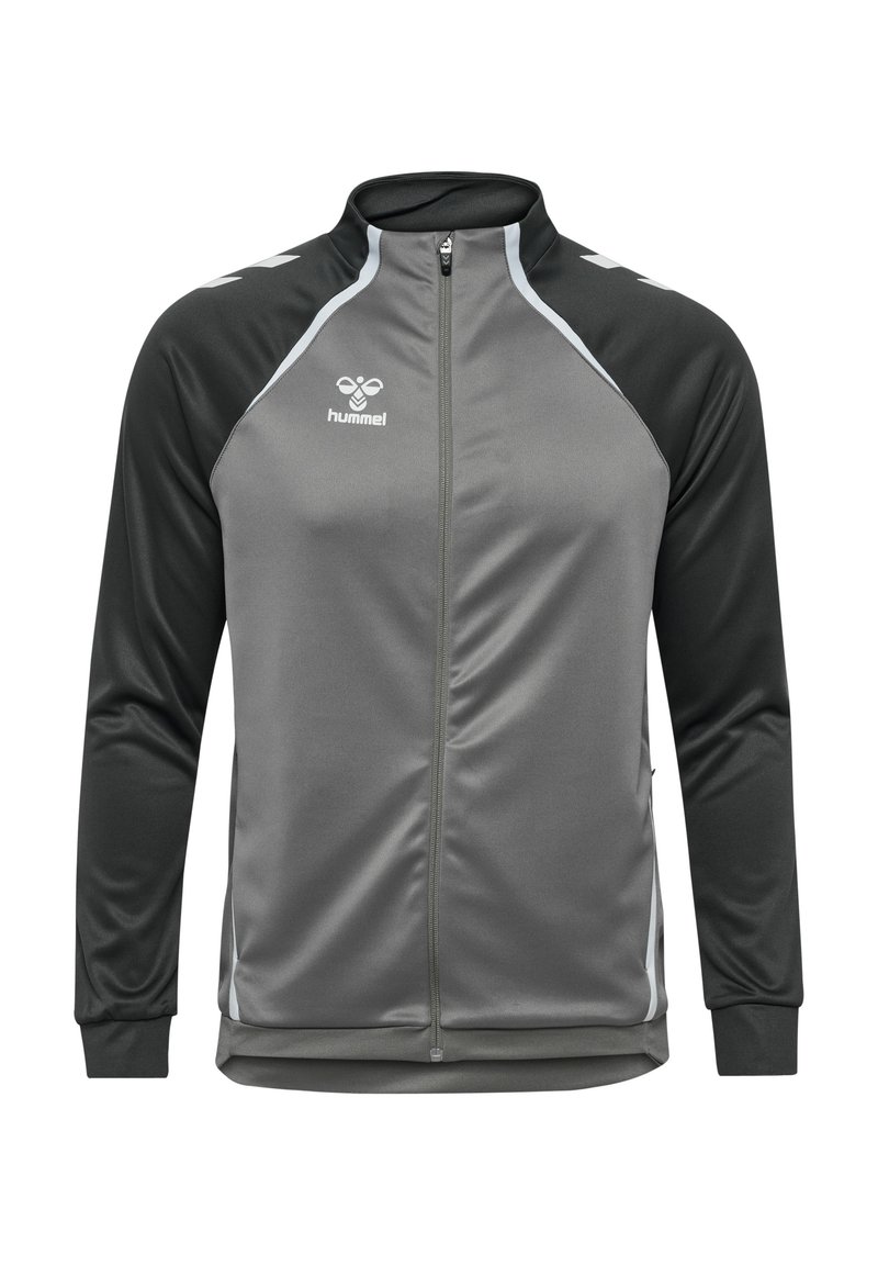 Giacca sportiva grigia con maniche nere, chiusura con zip, colletto alto e linee di accento bianche. Presenta un logo ricamato sul petto.