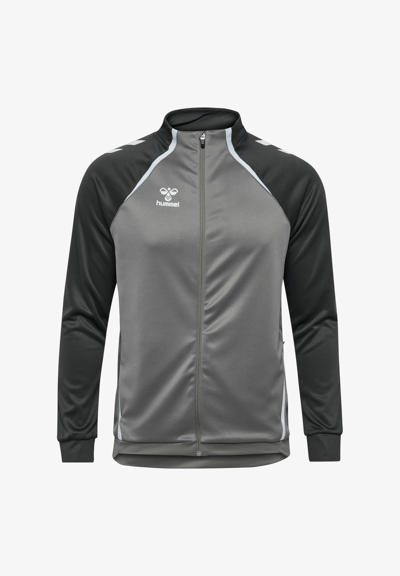 Giacca sportiva grigia con maniche nere, chiusura con zip, colletto alto e linee di accento bianche. Presenta un logo ricamato sul petto.