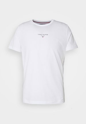 Weißes Baumwoll-T-Shirt mit rundem Ausschnitt. Verfügt über ein kleines gedrucktes Logo auf der Brust und kurze Ärmel. Einfaches Design, klassischer Schnitt.