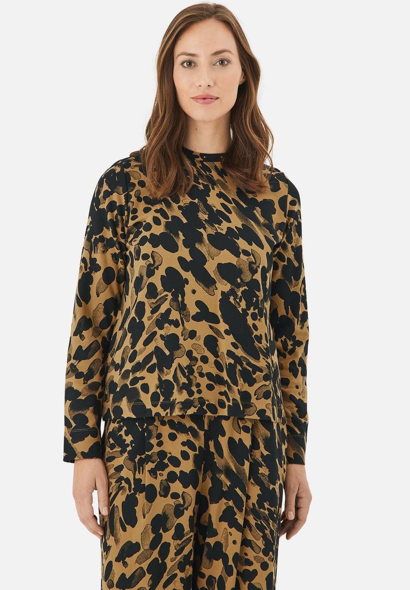Langærmet top i tan med sort abstrakt leopardprint. Blød, glat stof med en afslappet pasform og rund halsudskæring.
