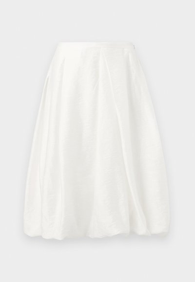 Witte, rok tot de knie met een gestructureerde stof, met een hoge taille en een uitlopende ontwerp voor een volumineus effect.