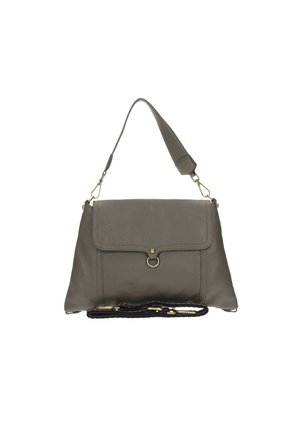 Bolso de mano de cuero gris con asa superior y correa de hombro desmontable, con solapa frontal y herrajes dorados.