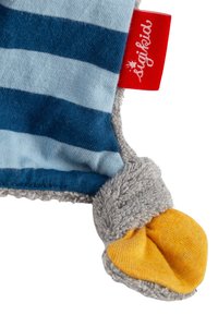 Tessuto a righe in blu e azzurro, con un angolo grigio testurizzato e un accento giallo. Include un'etichetta del marchio rossa.