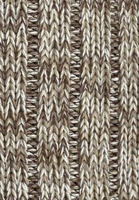 Strickstoff in Beige- und Brauntönen, mit einem strukturierten Rippenmuster und abwechselnden Reihen von hellen und dunklen Fäden.