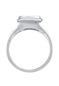 Silverring med en slät, polerad band som har en rundad, något upphöjd bezel som håller en klar eller enkel stensättning.
