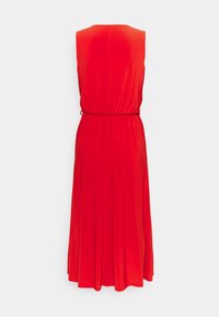 Ärmelloses rotes Midikleid mit tailliertem Schnitt und fließendem Rock, Rückansicht vor hellem, schlichtem Hintergrund.