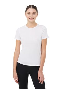 Biała bawełniana koszulka z krótkim rękawem, okrągłym dekoltem, dopasowanym krojem i miękką fakturą, w zestawie z czarnymi legginsami.