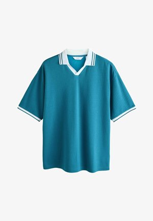 Türkisfarbenes Polohemd mit kurzen Ärmeln, weißem Kragen und Ärmelbündchen mit doppelten türkisen Streifen und einer dezenten vertikalen Rippstruktur.