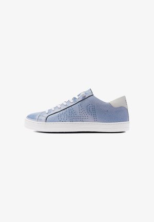 Baskets basses bleu clair avec lacets blancs, motif étoile perforée sur le côté et semelle blanche, vues de profil.