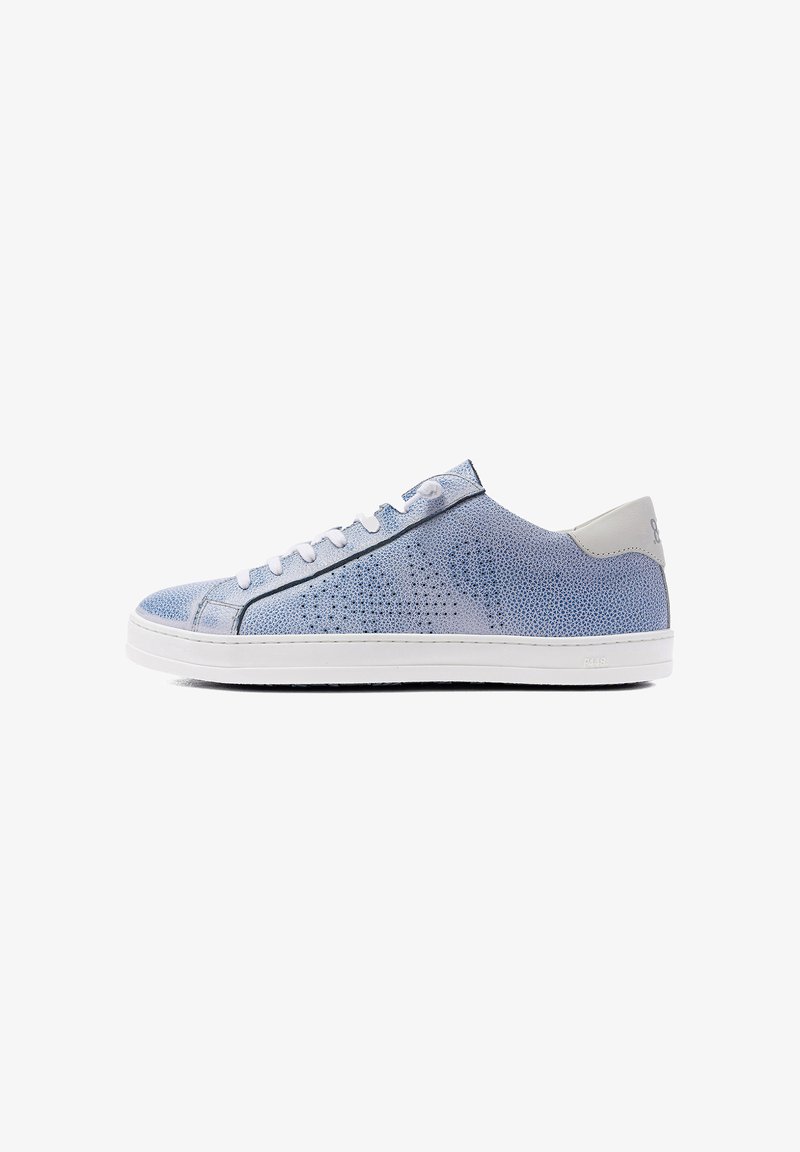 Baskets basses bleu clair avec lacets blancs, motif étoile perforée sur le côté et semelle blanche, vues de profil.
