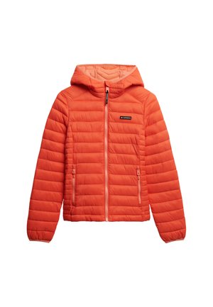 Lys orange dunjakke med hætte, vandret quiltet design, to forreste lynlåslommer og et logo patch på brystet.