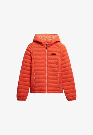 Felroze pufferjack met een capuchon, horizontaal gestikt ontwerp, twee voorzakken met rits en een logopatch op de borst.