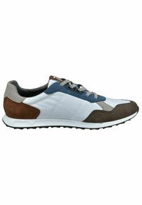 Zapatilla con cordones hecha de cuero blanco con acentos de ante gris y marrón. Presenta un diseño texturizado, un collar acolchado y suela de goma.