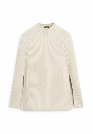 Roomkleurige, grofgebreide trui met lange raglanmouwen en een geribde ronde hals, plat liggend op een witte achtergrond.