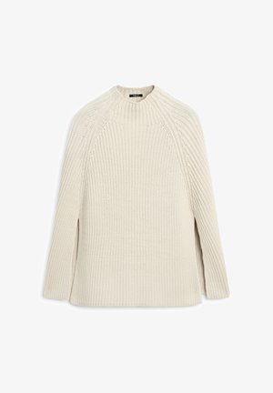 Roomkleurige, grofgebreide trui met lange raglanmouwen en een geribde ronde hals, plat liggend op een witte achtergrond.