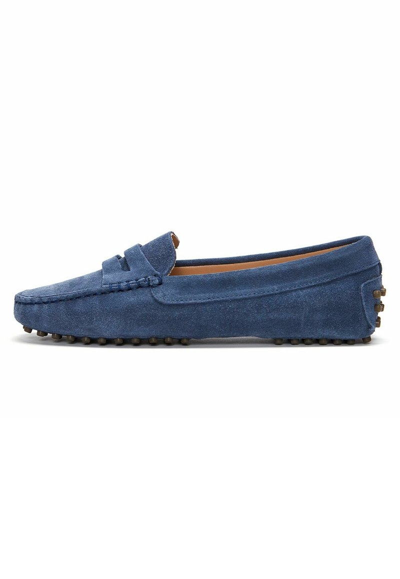 Mocassins en daim bleu à semelle plate, couture mocassin et détails de semelle en caoutchouc à motifs de points. Présentent un accent subtil et surélevé au talon.