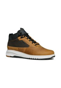 Zapatos de caña alta en cuero marrón y malla negra con suela de goma blanca. Presentan cordones negros y un acento azul en la lengüeta.