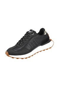 Zapatillas deportivas negras con un diseño elegante, que presentan un upper de cuero, una mediasuela blanca en contraste y una suela exterior de goma texturizada con tacos de tracción marrones.