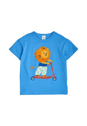 Niebieska dziecięca koszulka z kreskówkowym lwem w kraciastych spodniach i trampkach, jeżdżącym na czerwonym skuterze.