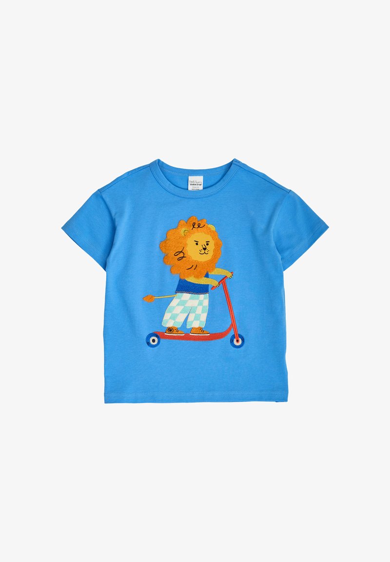T-shirt bleu pour enfants avec un lion dessin animé portant un pantalon à carreaux et des baskets, roulant en trottinette rouge.