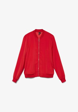 Punane pommitaja jope esilukuga ja küljetaskutega, soonikkoes krae, varrukaservad ja ääred, lamades valgel taustal.