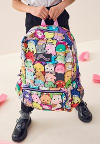 Bunter Rucksack, der eine Vielzahl von Cartoonfiguren zeigt, überwiegend in Pastellfarben. Aus Stoff gefertigt, mit strapazierfähigem Design und mehreren Reißverschlüssen.