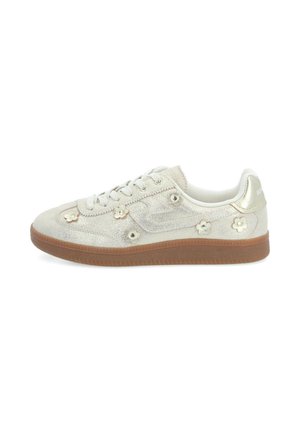 Baskets argentées métalliques avec accents floraux, semelle en caoutchouc, design à lacets et semelle extérieure contrastante couleur tan. Fini texturé et col rembourré.