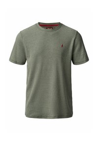Tricou scurt cu mânecă scurtă de culoare verde texturată, cu guler rotund și un mic logo roșu pe piept. Material ușor, cu o croială lejeră.