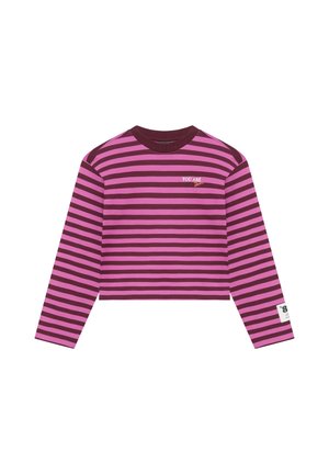 Langarm cropped shirt met horizontale roze en donkerrode strepen, donkerrode kraag, kleine tekst op de borst en een witte patch op de mouw.