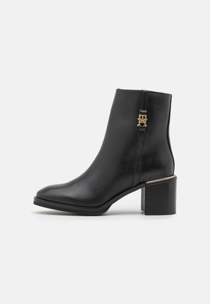 FEMININE MID BOOTIE - Korte laarzen - black