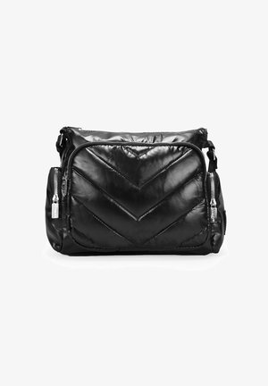 Bolso de hombro negro acolchado con patrón de rombos, textura brillante, bolsillo frontal con cremallera, correa ajustable y acentos de hardware plateado.