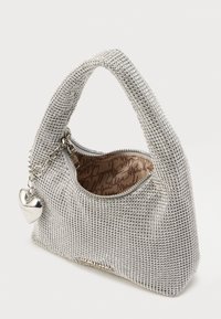 Strieborná kabelka z brúsených skiel s okrúhlou rukoväťou, zipsovým zatváraním a príveskom v tvare srdca. Interiér má vzorovanú podšívku.