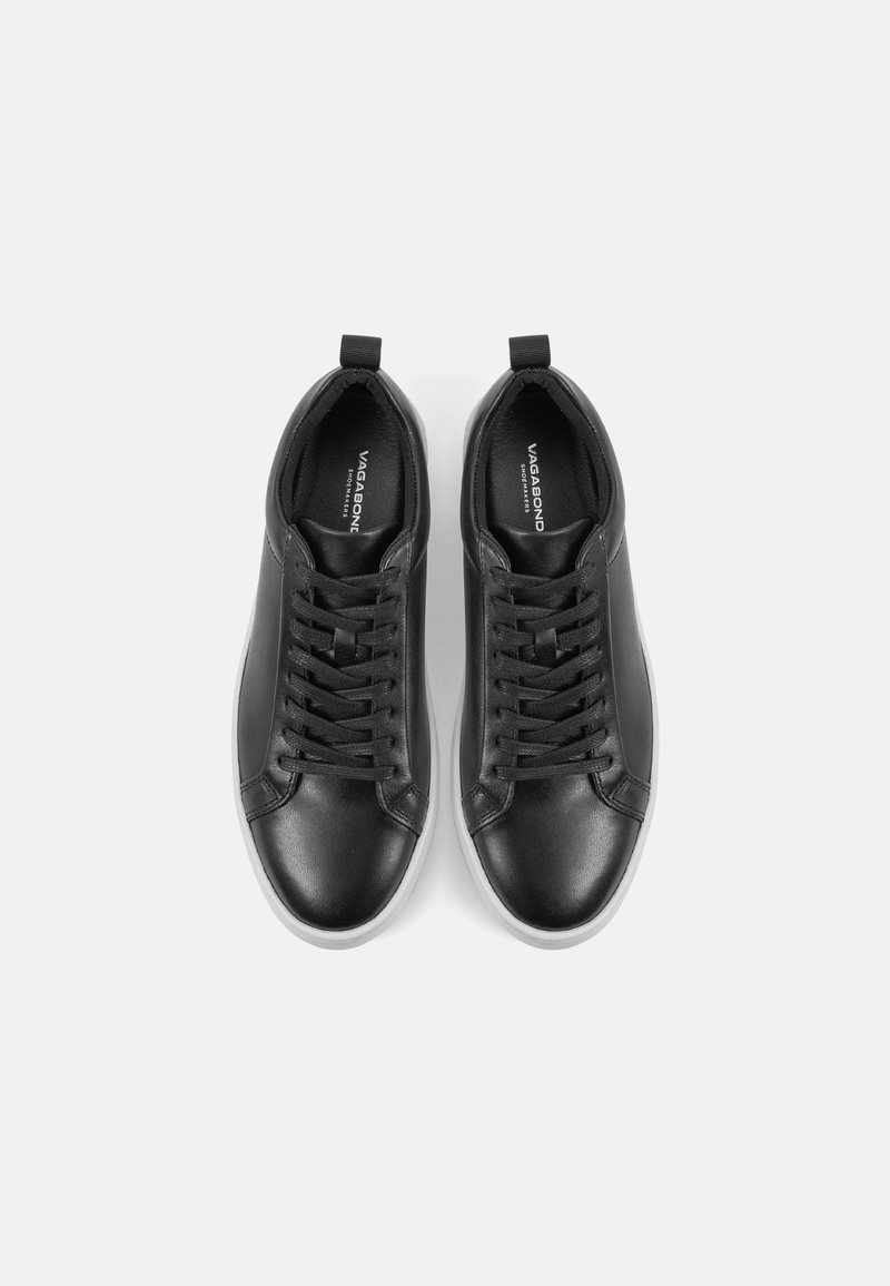 Schwarze Ledersneaker mit einer glatten Textur, ausgestattet mit Schnürdesign, gepolstertem Schaft und kontrastierender weißer Gummisohle.