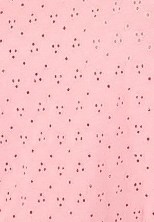 Tissu rose avec motif brodé en broderie anglaise présentant de petits groupes de trois trous circulaires disposés en forme de losanges.
