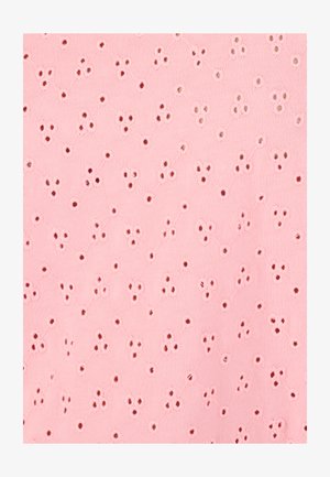 Tissu rose avec motif brodé en broderie anglaise présentant de petits groupes de trois trous circulaires disposés en forme de losanges.