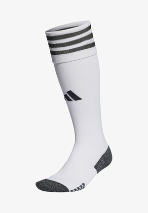 Witte sportsok met een geribde boord, zwarte strepen, zwart logo nabij de enkel en een grijze gewafelde teen- en hielzone.