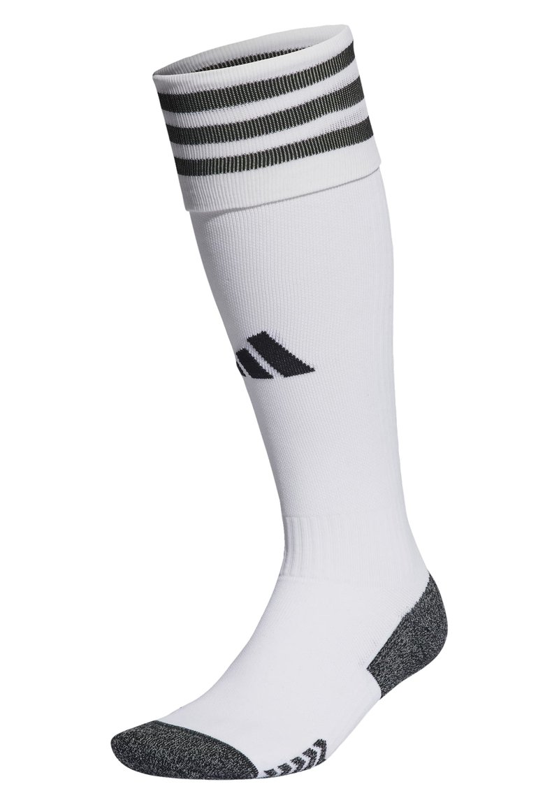 Chaussette de sport blanche avec un bord côtelé présentant des rayures noires, un logo noir près de la cheville et une zone de pointe et de talon texturée grise.