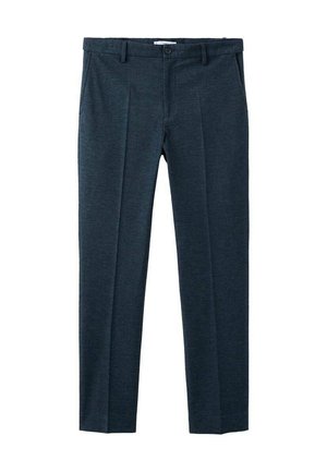 Granatowe formalne spodnie z szlufkami na pasek, bocznymi kieszeniami, przednim guzikiem i kantem na nogawkach, ułożone na płasko na białym tle.