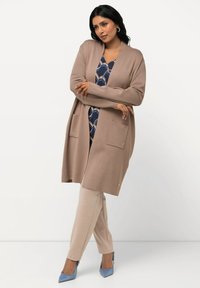 Ulla Popken LONG OPEN FRONT SWEATER - Strickjacke - sand